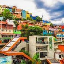 Murales coloridos en el Tour Comuna 13 Medellín